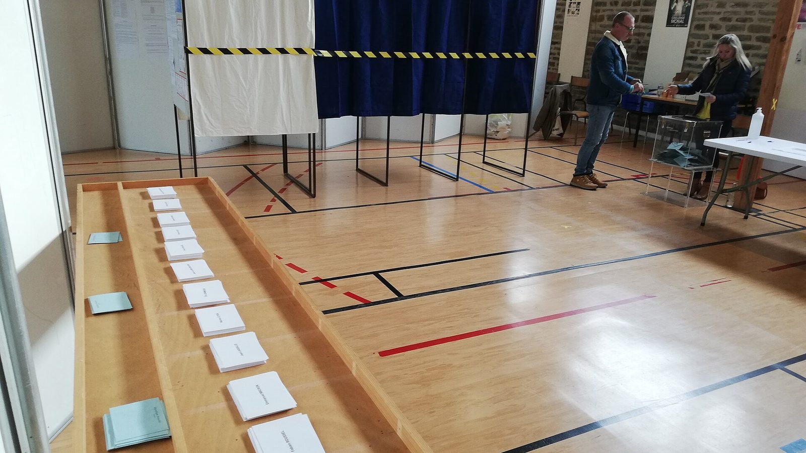 Bureau de vote de Saint-Lô - Premier tour des élections présidentielles 2022.jpg