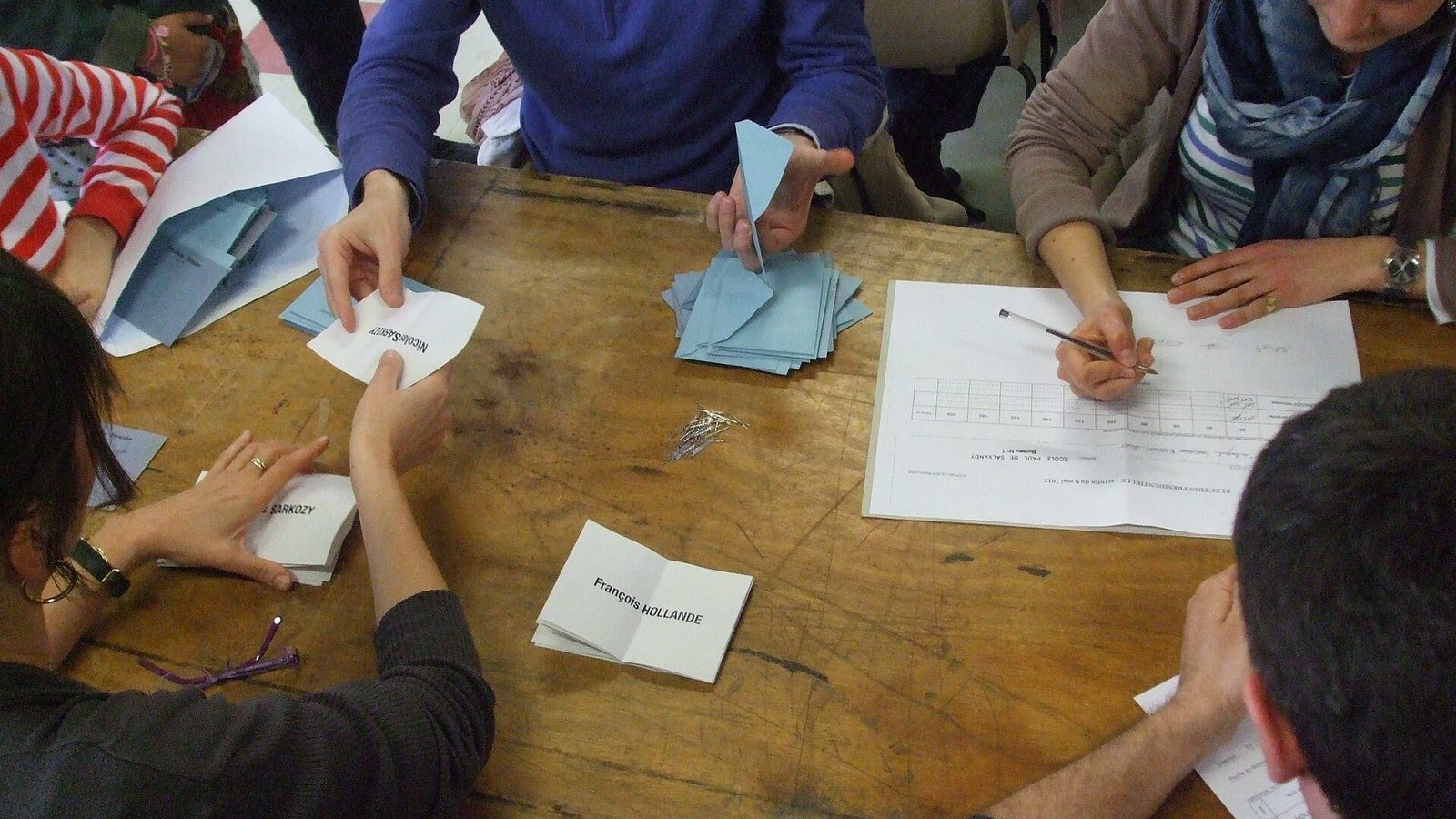 Dépouillement de l'élection du 6 mai 2012 au bureau de Brive centre (France).JPG