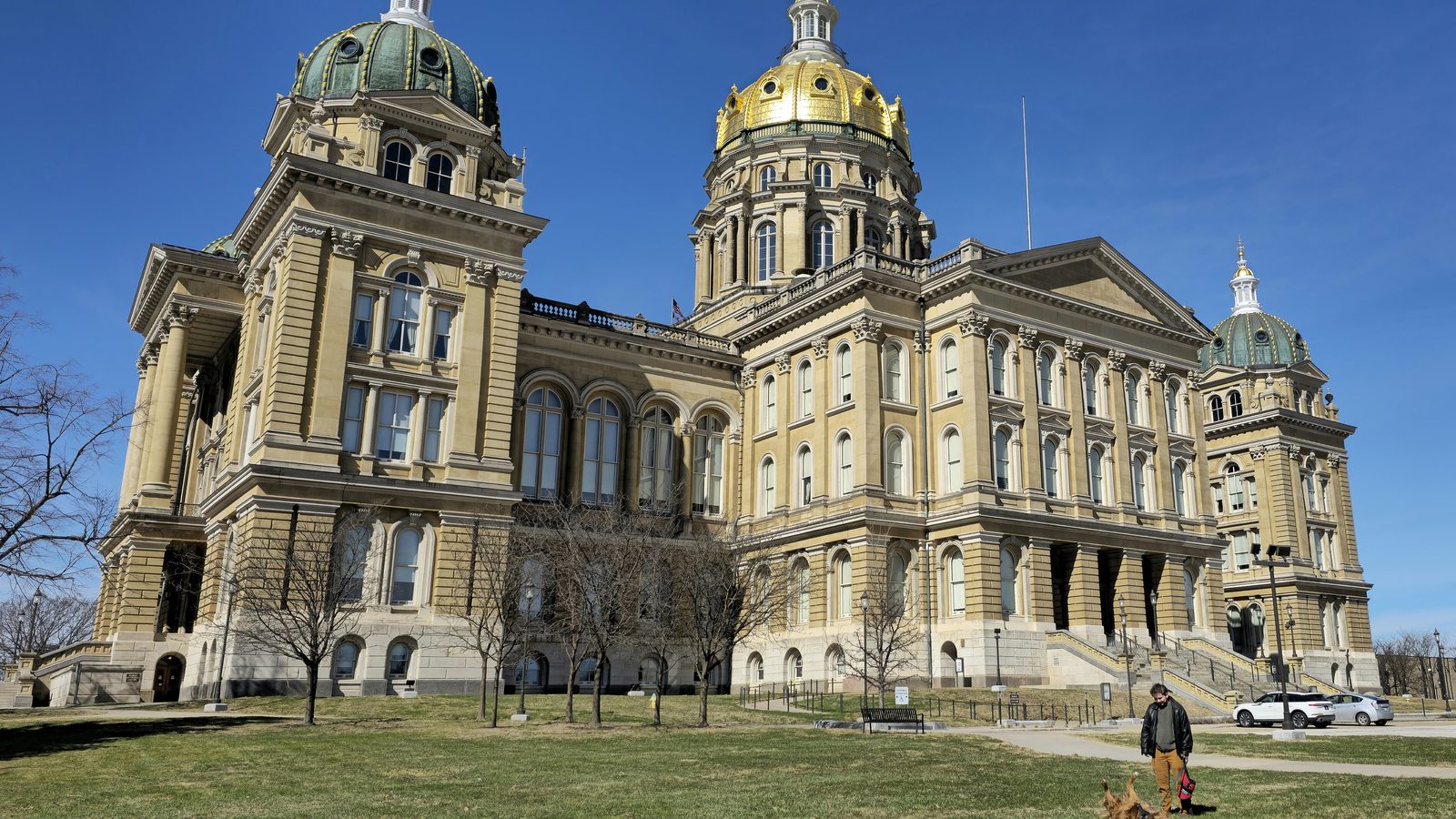 Iowa State Capitol exterior 01.jpg